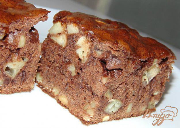 фото рецепта: Пирог шоколадный с яблоками и грецкими орехами