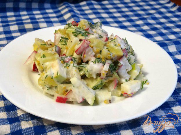 фото рецепта: Салат с картофелем, редисом, яблоком