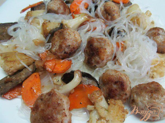 фото рецепта: Салат на рисовой вермишели с овощами и фрикадельками