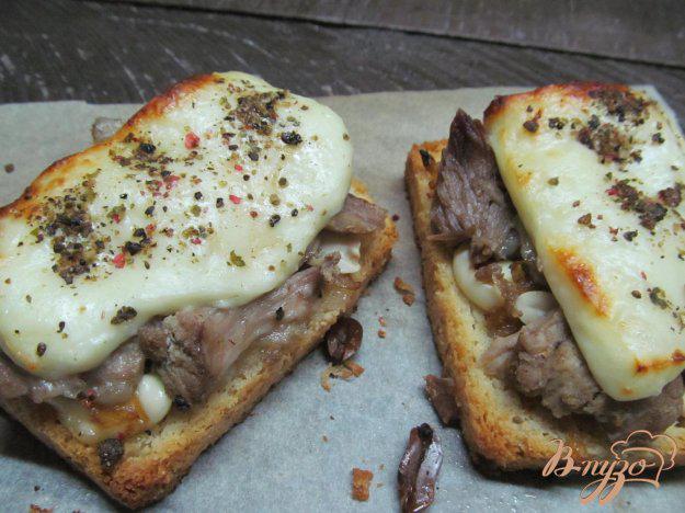 фото рецепта: Бутерброд с мясом арахисом и брынзой