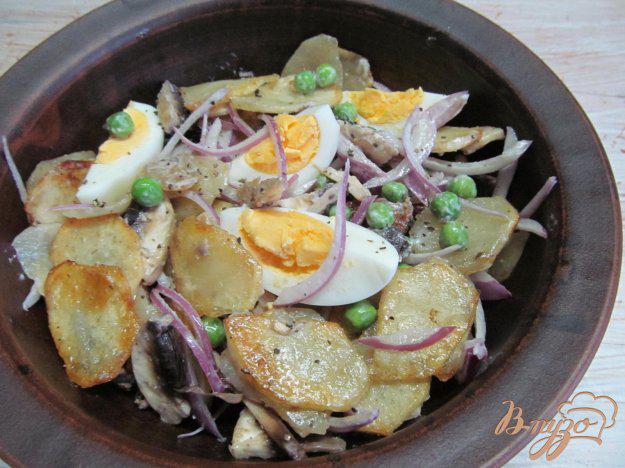 фото рецепта: Салат с жареной картошкой