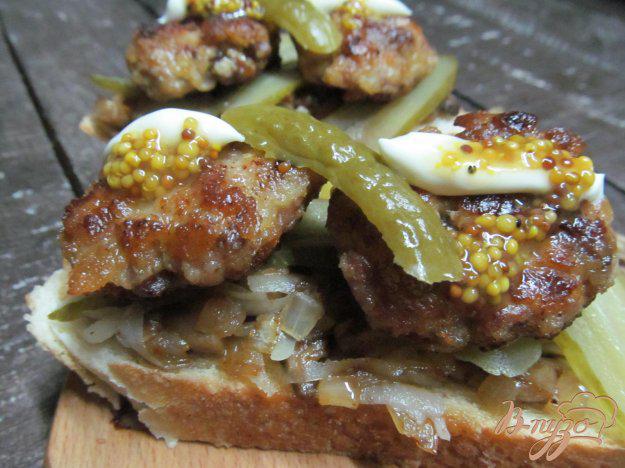 фото рецепта: Бутерброд с котлетой под грибным соусом