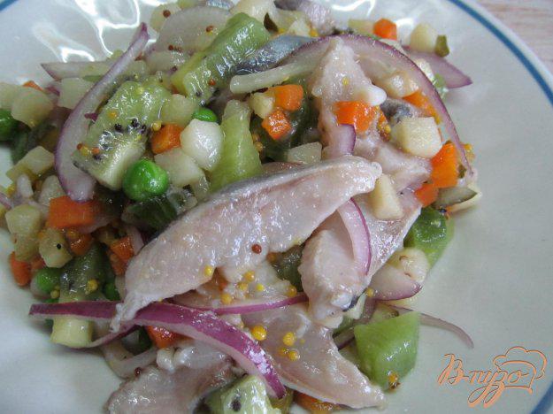 фото рецепта: Салат из сельди с киви