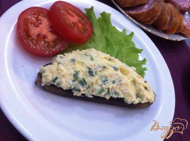 фото рецепта: Замазка на хлеб из сыра и отварного яйца