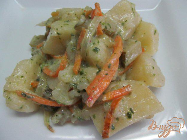 фото рецепта: Теплый картофельный салат с соленым огурцом