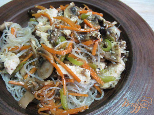 фото рецепта: Салат из рисовой лапши с овощами и курицей