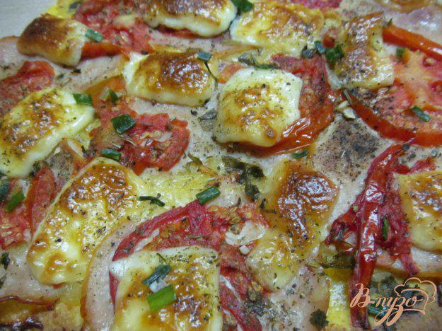 фото рецепта: Пицца с куриной ветчиной помидором и моцареллой
