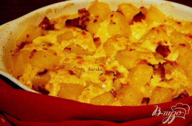 фото рецепта: Картофельная запеканка с копчеными колбасками под сырным соусом раклет
