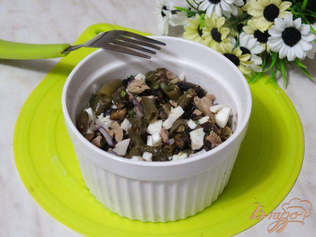 фото рецепта: Салат с печенью, шампиньонами и стручковой фасолью