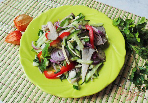 фото рецепта: Тёплый салат с вешенками