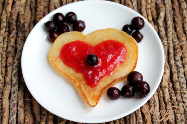 фото рецепта: Оладьи «Сердечко» с джемом и ягодами