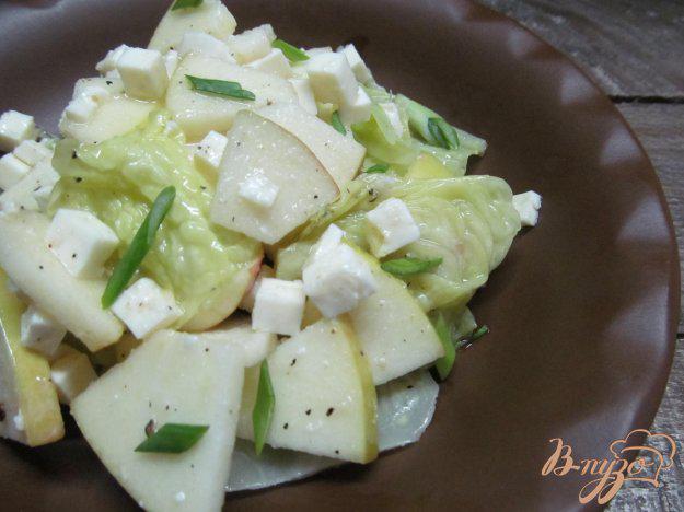 фото рецепта: Салат из капусты с яблоком и брынзой