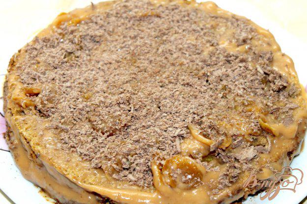 фото рецепта: Бисквитный торт с вареной сгущенкой и консервированными абрикосами