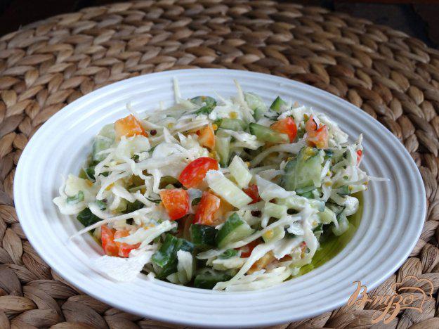 фото рецепта: Салат с сельдереем, капустой и огурцом