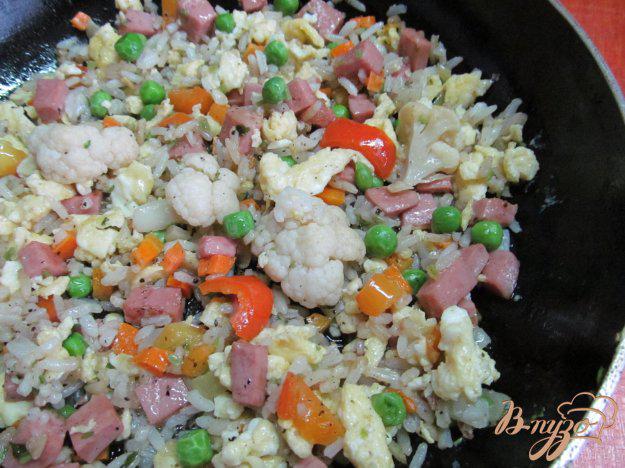 фото рецепта: Жаренный рис с замороженными овощами