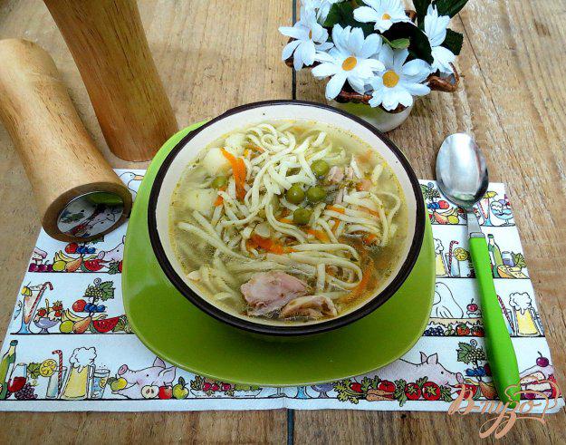 фото рецепта: Куриный суп с горошком и домащней лапшой с горошком