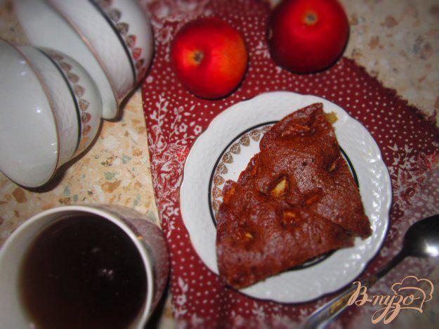 фото рецепта: Шоколадный кекс с яблоками на кефире