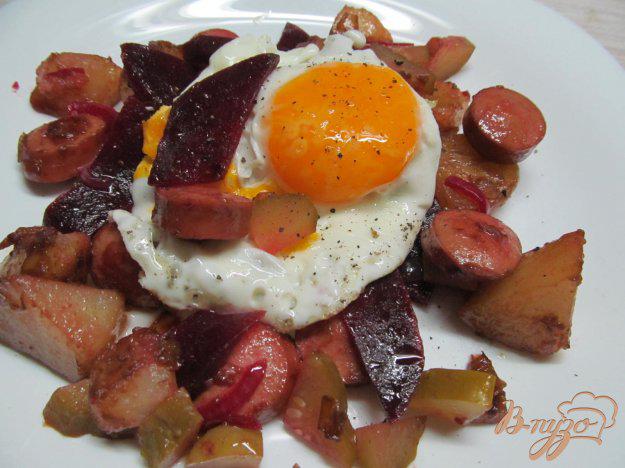 фото рецепта: Теплый картофельный салат с сосисками и маринованной свеклой