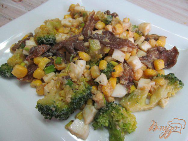 фото рецепта: Салат из брокколи и грибов