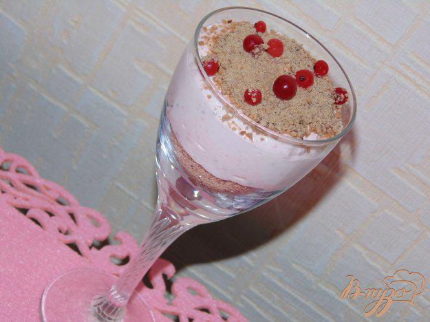 фото рецепта: Творожный десерт с красной смородиной и печеньем