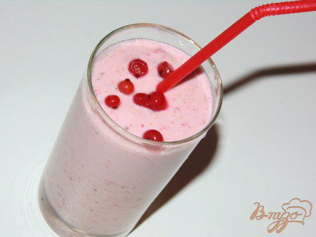 фото рецепта: Смузи на домашнем йогурте с красной смородиной
