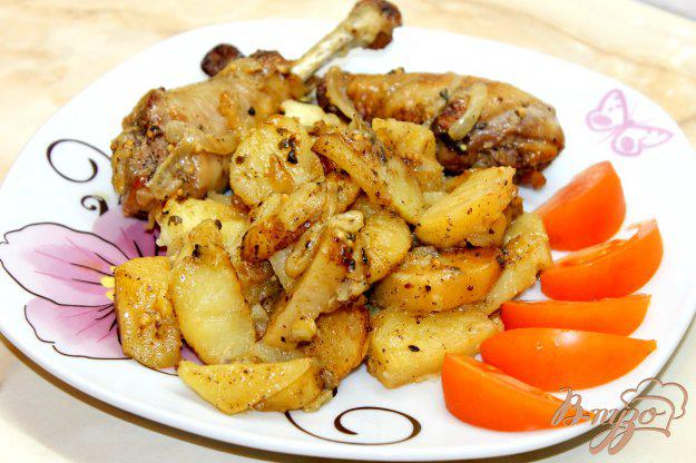 фото рецепта: Сытный ужин из запеченных куриных ножек и картофеля