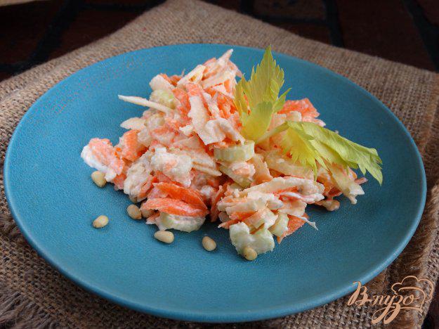 фото рецепта: Салат с сельдереем, морковью и кедровыми орешками