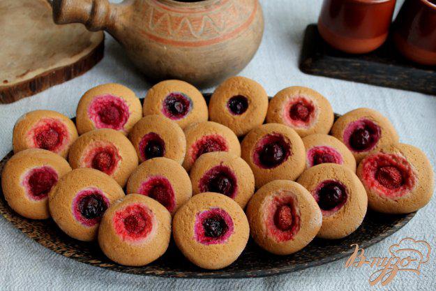 фото рецепта: Медовое печенье с ягодами ассорти