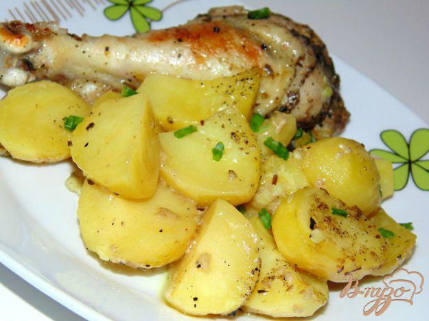 фото рецепта: Маринованное мясо птицы в кефире запеченное с картофелем