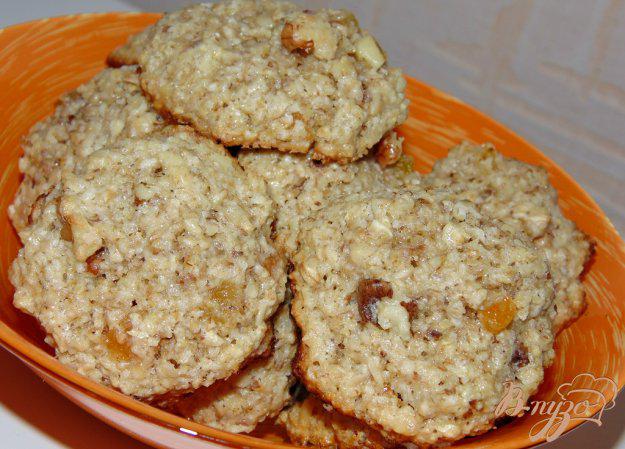 фото рецепта: Овсяное печенье с курагой и грецким орехом
