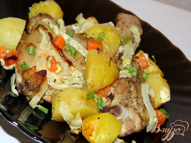 фото рецепта: Куриный окорочок с овощами запеченный в рукаве