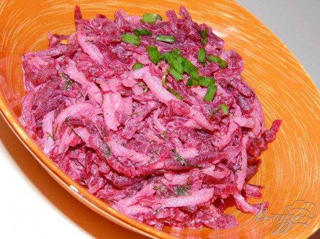 фото рецепта: Салат из свеклы и красной редьки