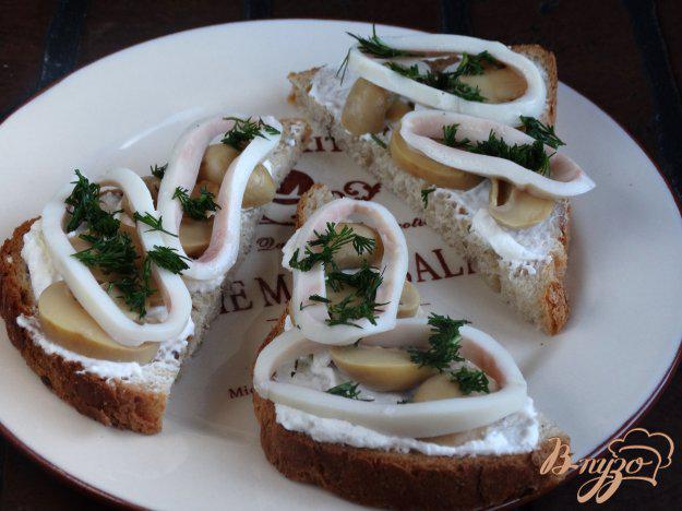 фото рецепта: Бутерброды с грибами и кальмарами
