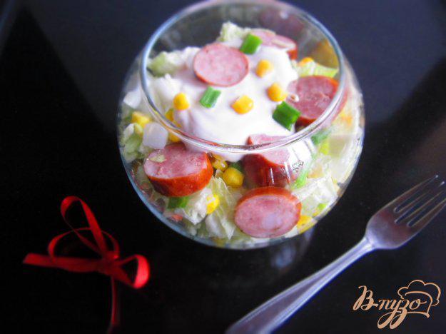 фото рецепта: Салат с кукурузой и копчеными колбасками