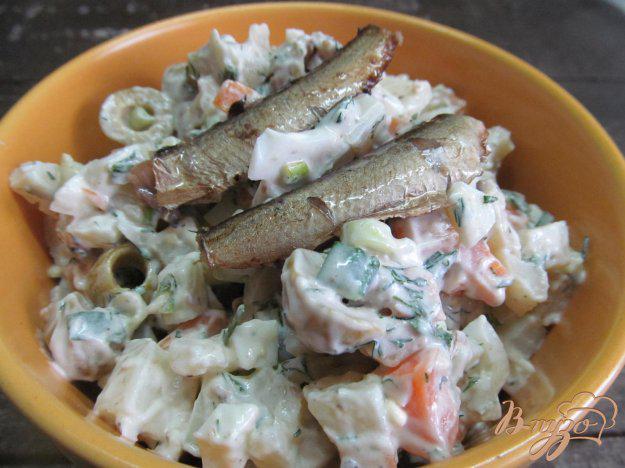 фото рецепта: Салат со шпротами и оливками