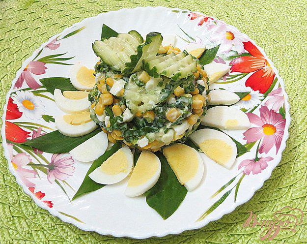 фото рецепта: Салат с черемшой и кукурузкой