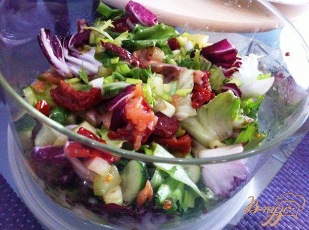 фото рецепта: Салат с лососем и вялеными помидорами