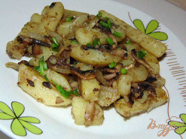 фото рецепта: Жареный картофель с шампиньонами и луком