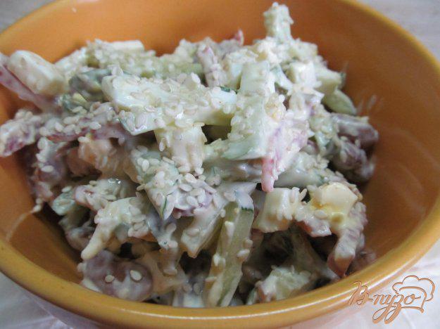 фото рецепта: Салат из огурца с фасолью и салями