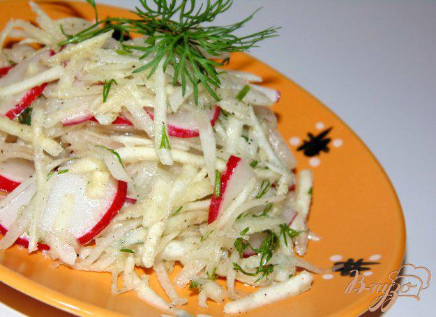 фото рецепта: Салат из редиса, дайкона и корня сельдерея