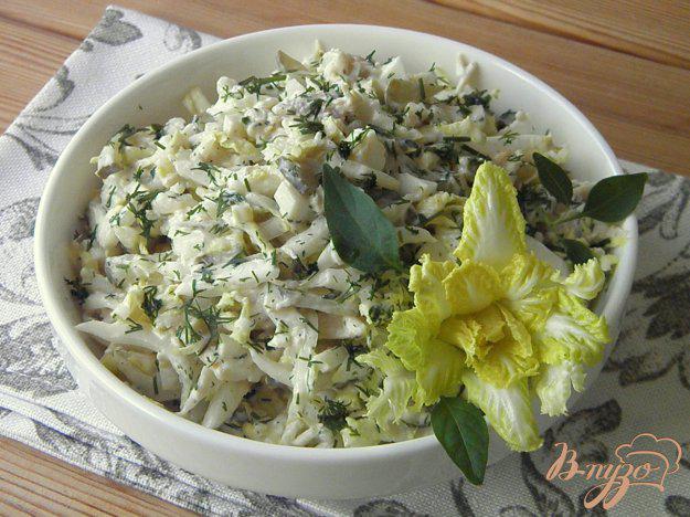 фото рецепта: Куриный салат с капустой и солеными огурчиками