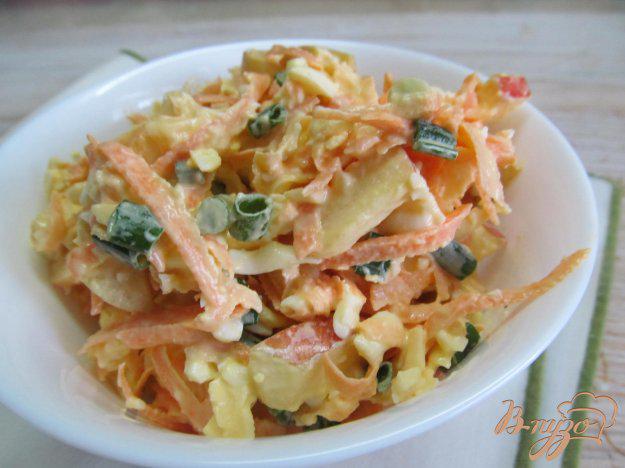 фото рецепта: Салат из моркови с яблоком и сыром