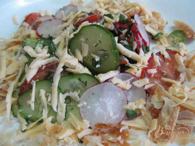 фото рецепта: Салат из редиса с огурцом и сыром