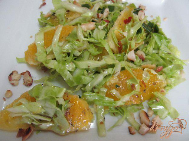 фото рецепта: Салат из молодой капусты с апельсином и арахисом