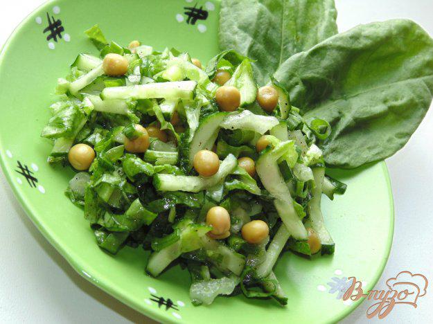 фото рецепта: Салат из пекинской капусты с щавелем
