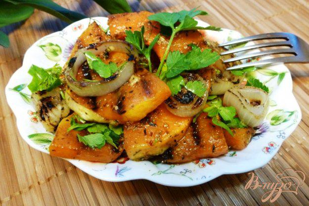 фото рецепта: Салат из кабачка - гриль с чесноком и зеленью