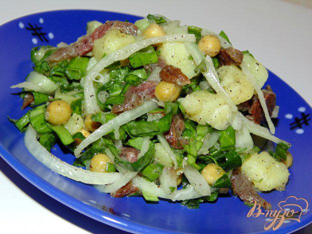 фото рецепта: Картофельный салат с щавелем и бастурмой