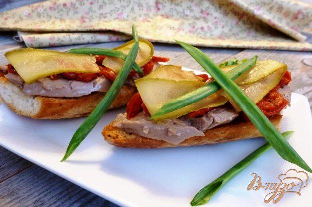 фото рецепта: Бутерброды с печенью минтая и вялеными помидорами