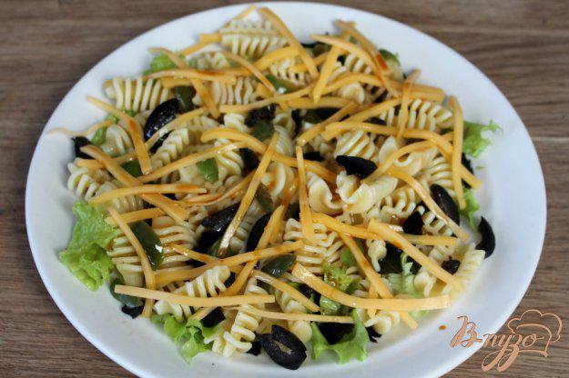 фото рецепта: Паста с листьями, оливками и сыром