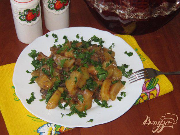 фото рецепта: Грибы с картофелем в горшочке в остром соусе